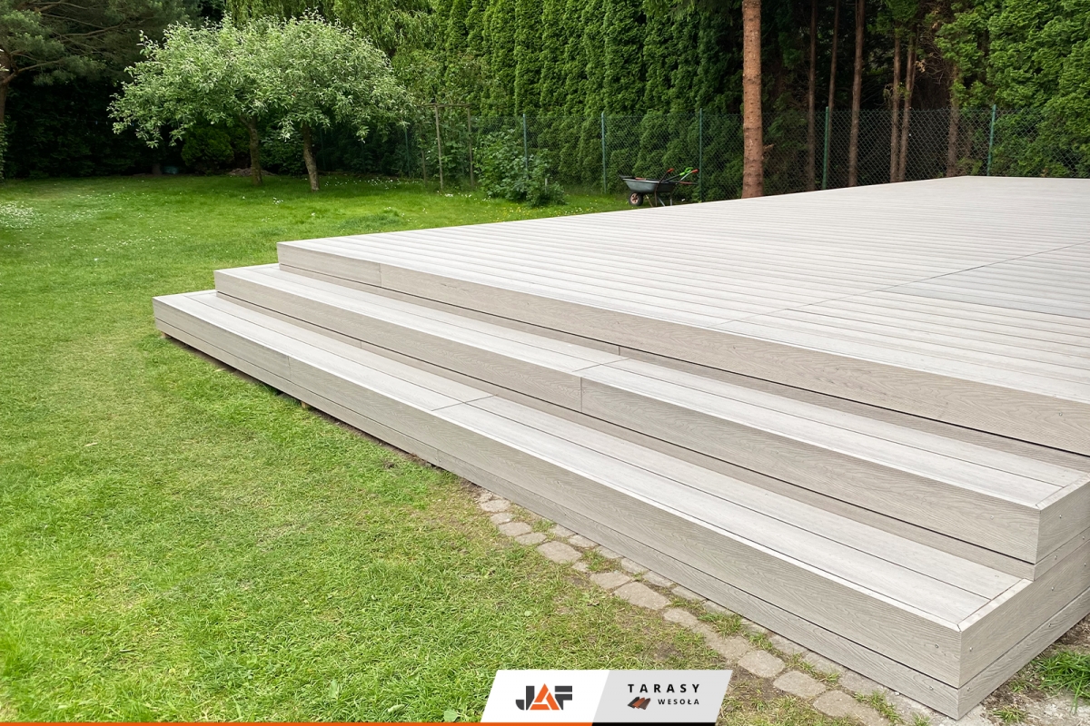 Тераса з цікаво оздобленими сходами, Міхаловіце, Польща