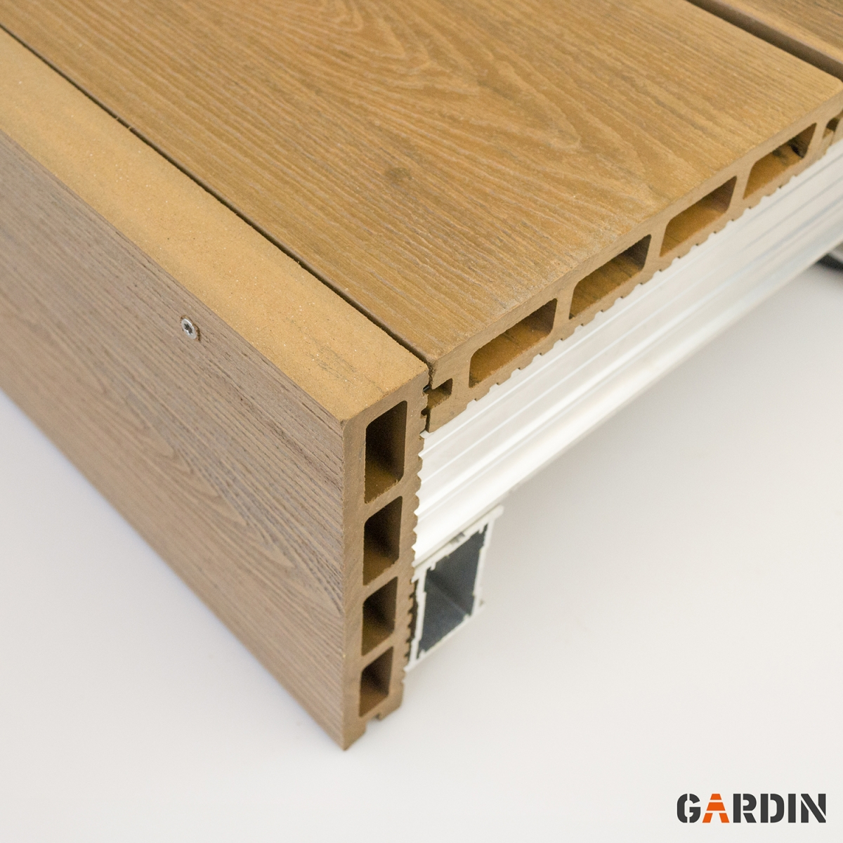 Фінішне оздоблення композитної терасної дошки Gardin