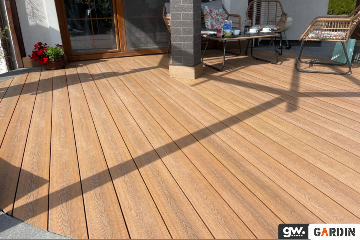 Молода пара і тераса на довгі роки з Gardin Deco X Amber