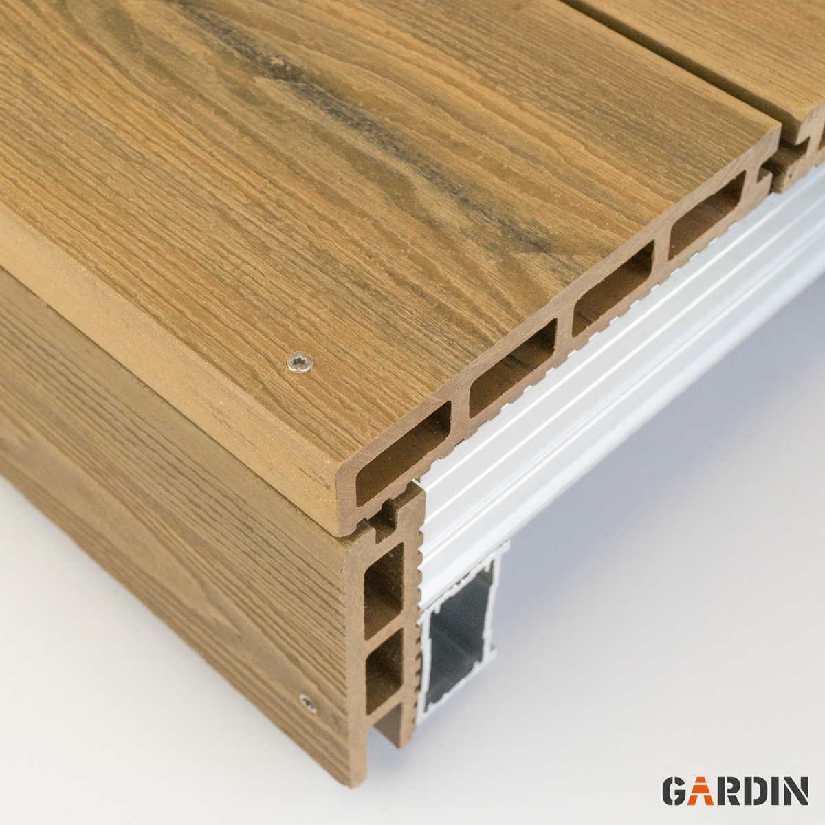 Фінішне оздоблення композитної терасної дошки Gardin