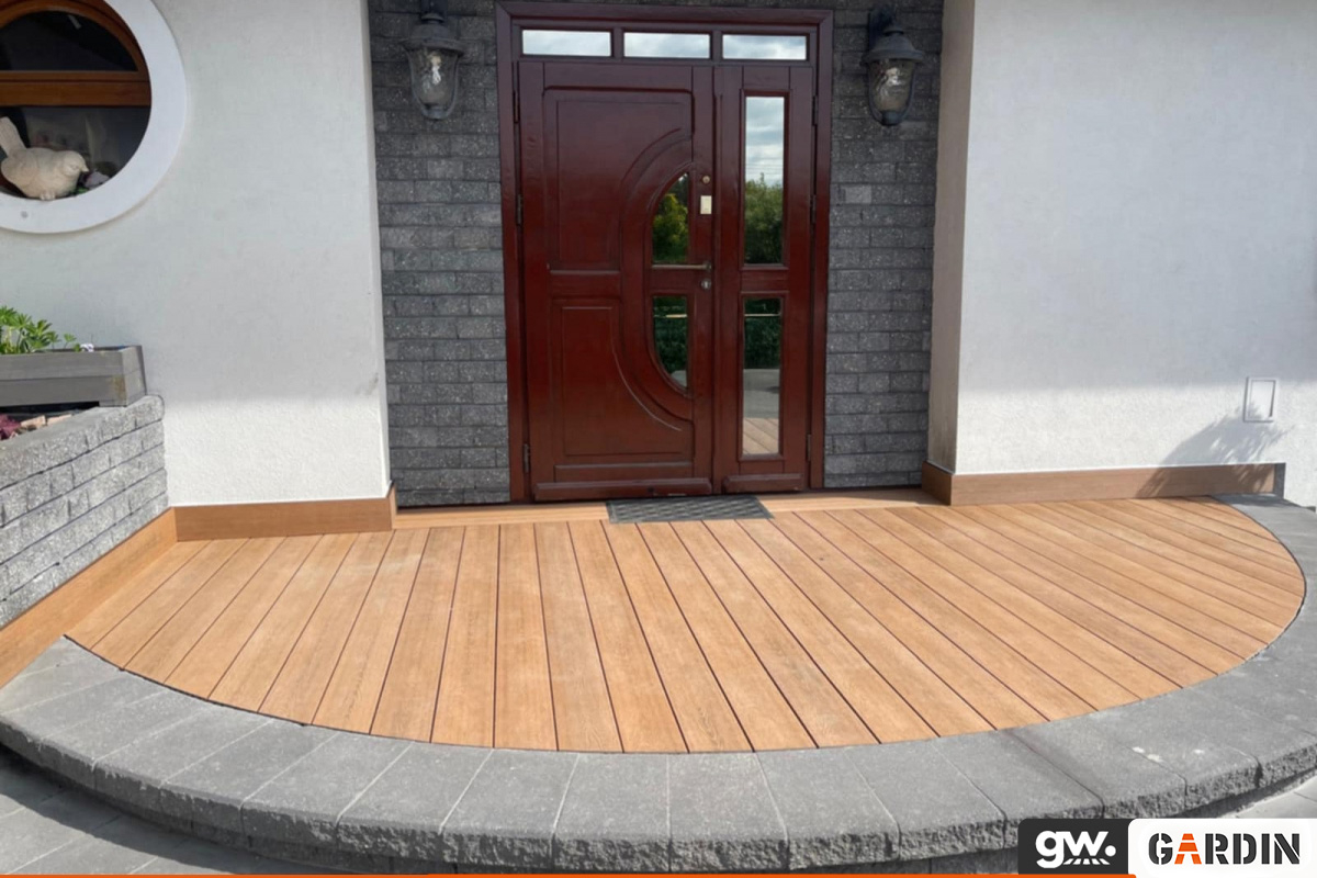 Молода пара і тераса на довгі роки з Gardin Deco X Amber