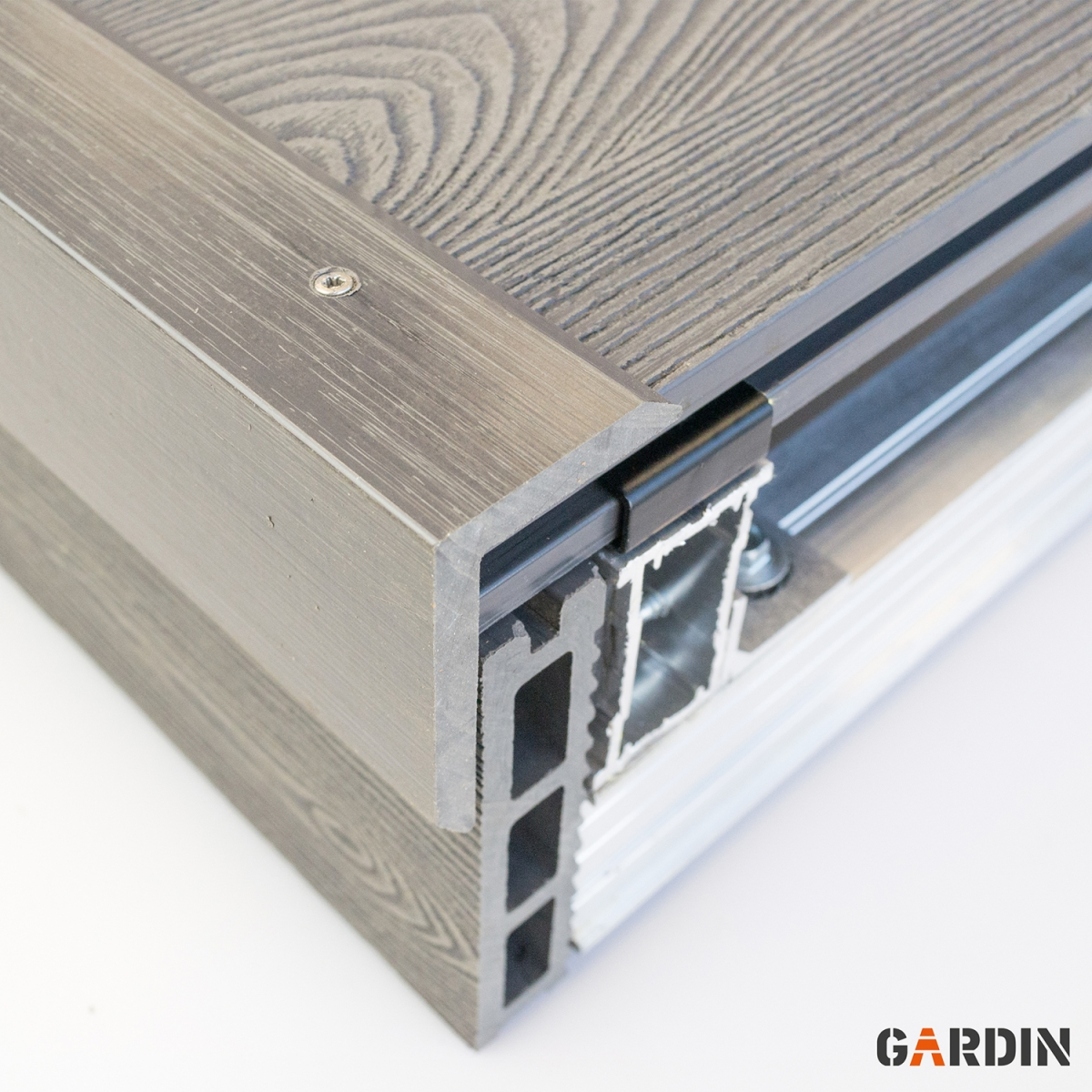 Фінішне оздоблення композитної терасної дошки Gardin