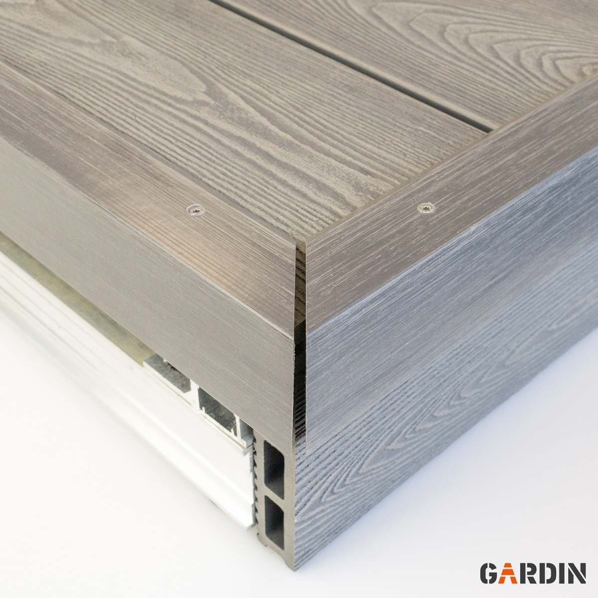 Фінішне оздоблення композитної терасної дошки Gardin