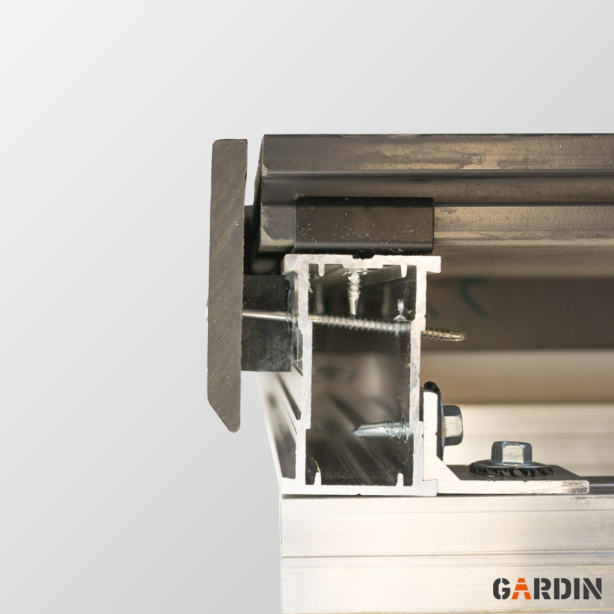 Фінішне оздоблення композитної терасної дошки Gardin