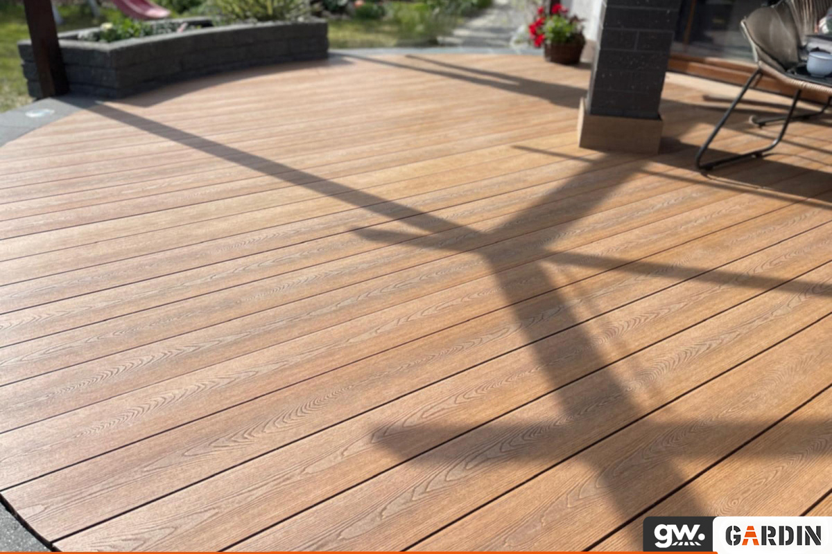 Молода пара і тераса на довгі роки з Gardin Deco X Amber