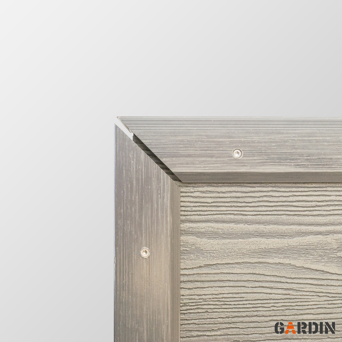 Фінішне оздоблення композитної терасної дошки Gardin