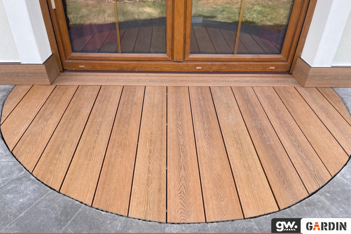 Молода пара і тераса на довгі роки з Gardin Deco X Amber