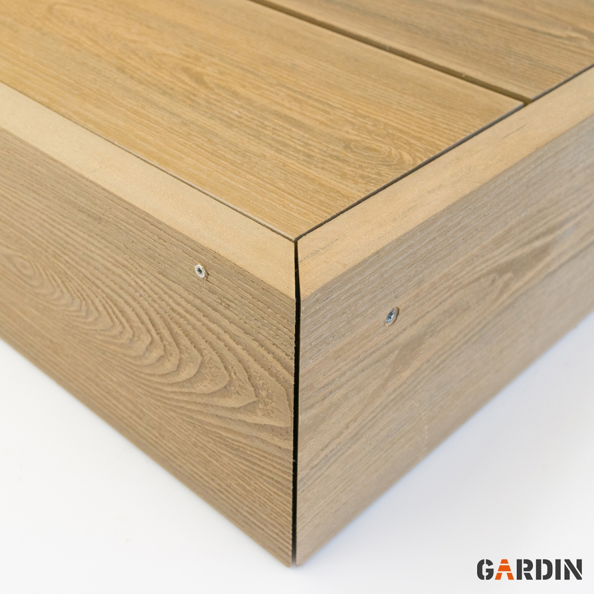 Фінішне оздоблення композитної терасної дошки Gardin
