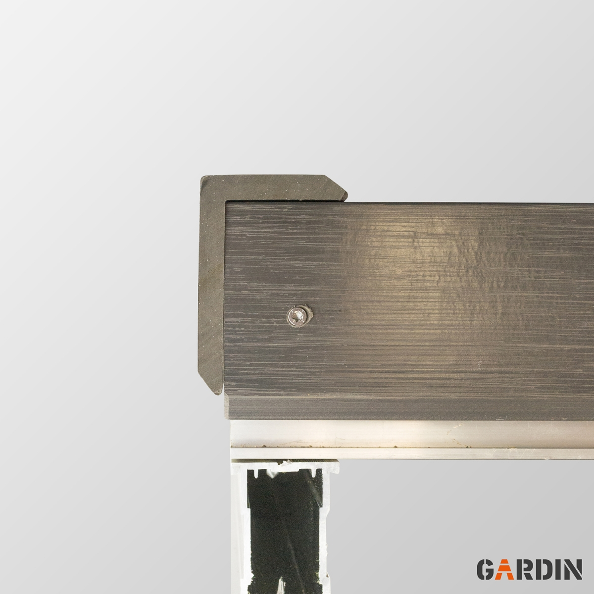 Фінішне оздоблення композитної терасної дошки Gardin