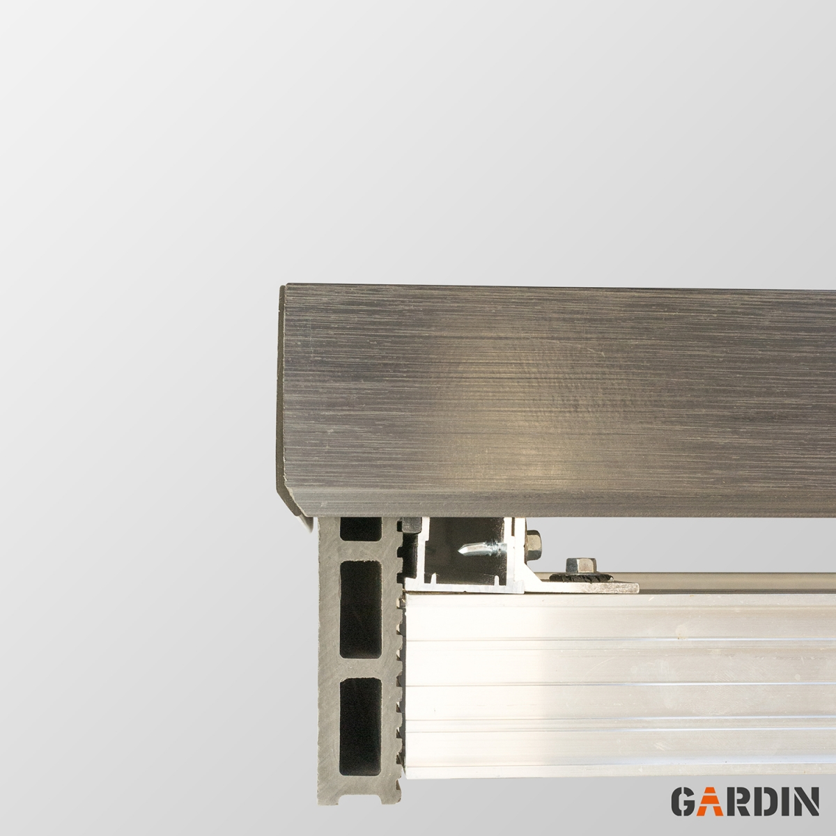 Фінішне оздоблення композитної терасної дошки Gardin