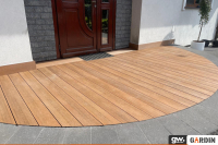 Молода пара і тераса на довгі роки з Gardin Deco X Amber